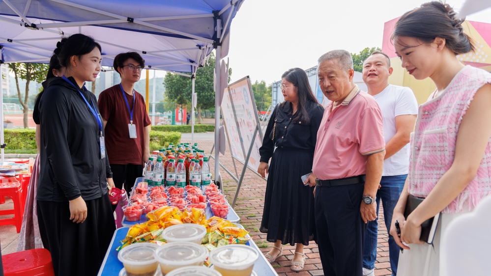 执行校长孙登林巡视开学现场