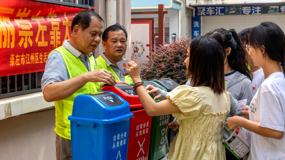 同学们参与垃圾分类游戏 (3)